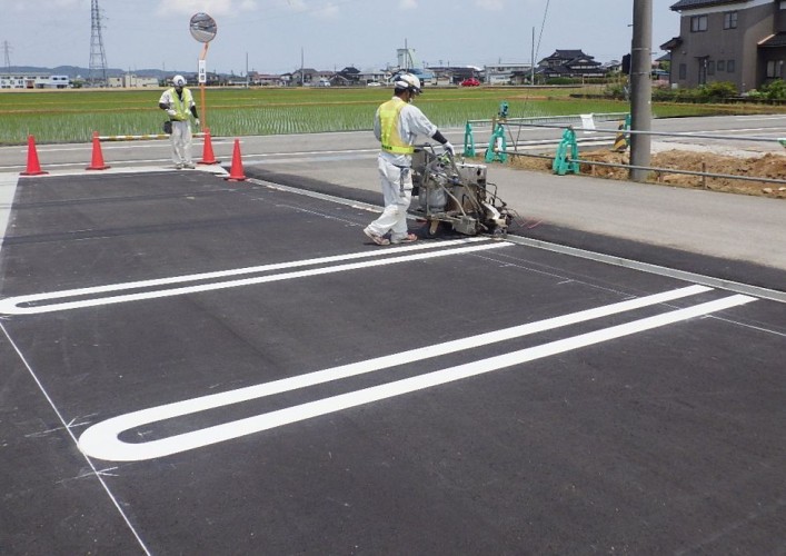 作業風景　駐車場区画線施工