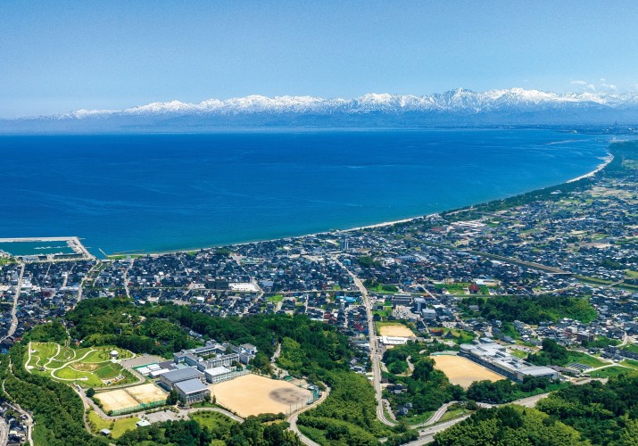 氷見は、海の恵みを存分に受けながら、豊かな暮らしを紡いできました。季節の旬を味わい、潮の香りに癒され、人の温かさに心和む。氷見は、何気ない毎日がとても上質です。知るほど、住むほど、好きになるまち、氷見へようこそ。