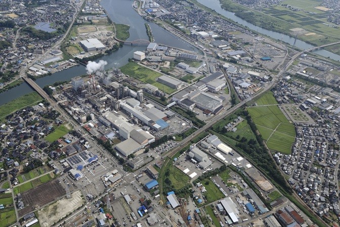 基幹の高岡工場では34万㎡の広い敷地面積で基本毎日24時間体制で紙を製造しています