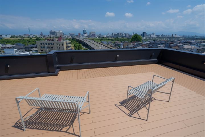 富山の景色を一望できる、開放的な屋上デッキ