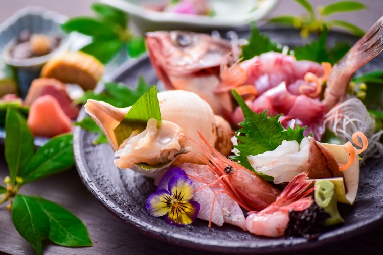 強みのひとつが手仕事を大切にした日本料理です。富山の海の幸をふんだんに使用し、丁寧にこしらえます。