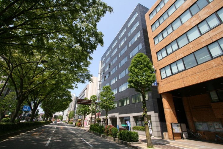 富山駅前の本社。アクセス良好で通勤しやすい立地です。