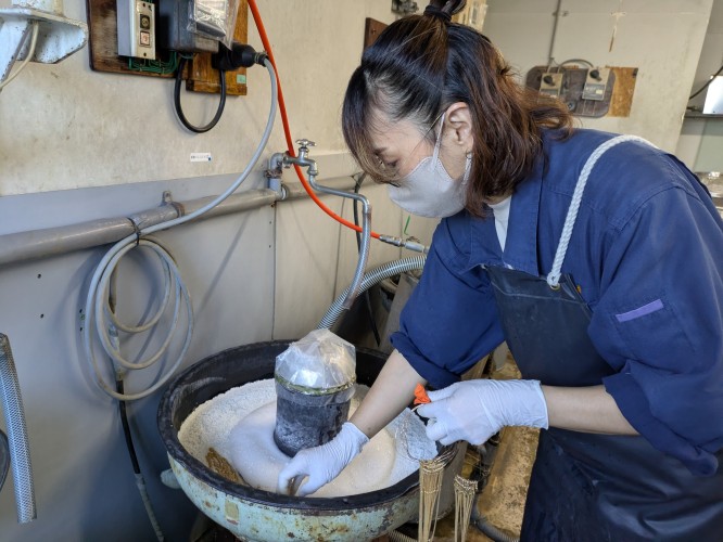 チェーンを編む機械を調整している様子(製造)