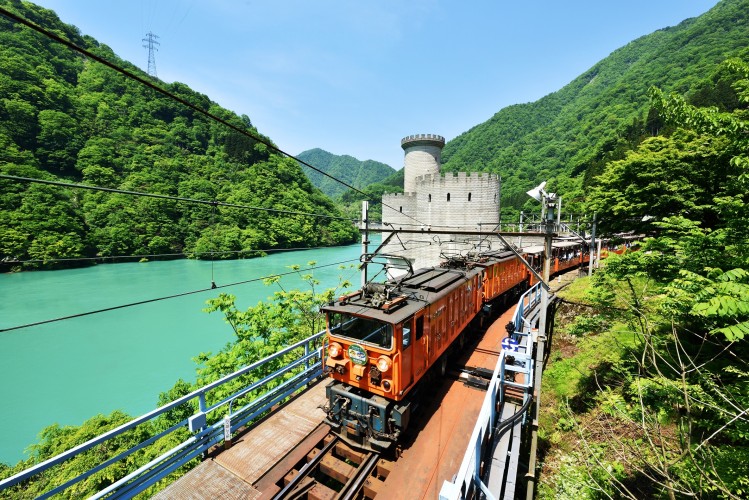 黒部峡谷鉄道株式会社（新緑）