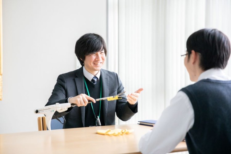 お客様へ医療機器の提案や商品の説明も行います。