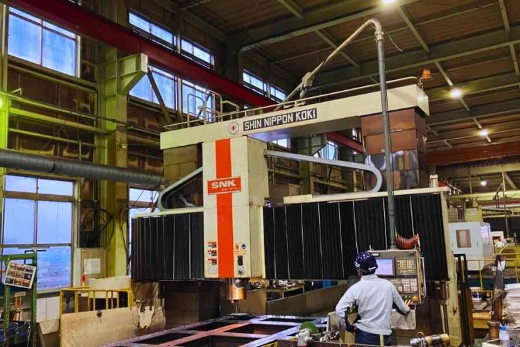 切削マシンを使って部品を加工する工程です。 多くの社員が未経験からスタートしています。