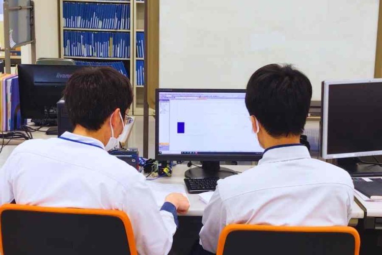 技術部で行われている、新人研修の様子です。 図面をCADで作成する実習を、経験豊富な先輩社員が丁寧にOJT形式で指導しています。