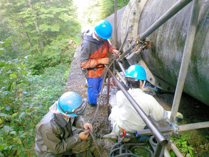 水力発電所にて