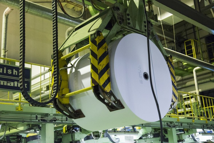 高岡工場では1日約1000トンの紙を生産しています