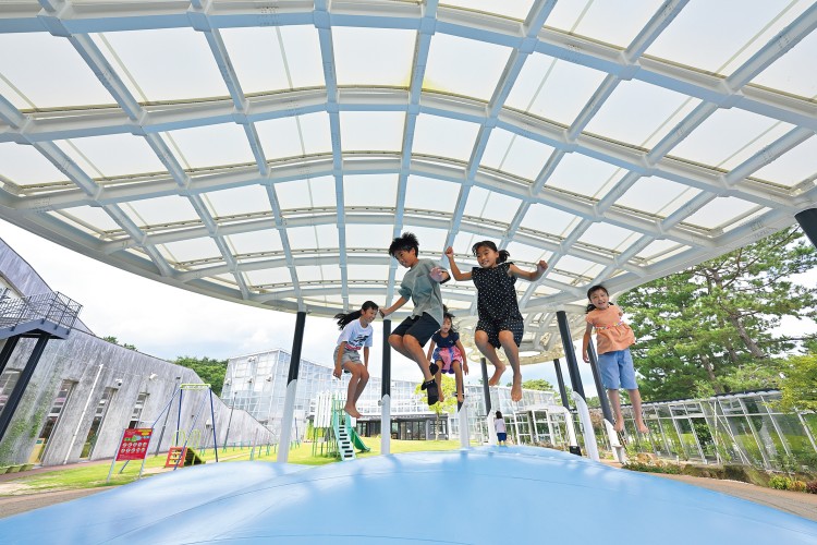 新しい時代を拓いていく。氷見では、次世代を担う子どもを安心して産み、育てるための取り組みを進めています。子どもたちの遊びや学びの場所、機会の提供はもちろん、働く女性が仕事のキャリアを途絶えさせることなく、出産や子育てができるよう、行政と企業、関連団体などが連携して両立支援に取り組んでいます。