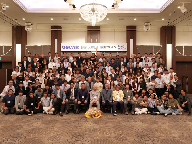 ≪祝・創業50周年！≫2025年9月、OSCARグループは創業50周年を迎えました。（写真は社員で行ったパーティーの様子）