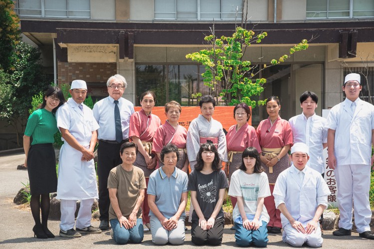 スタッフを第二の家族と考えます。スタッフは家族、という言葉はよくありますが、具体的には「個人の失敗を責めず、仕組みを考える」ことや、「お互いを承認し合えるチームワークづくり」を大切にしています。