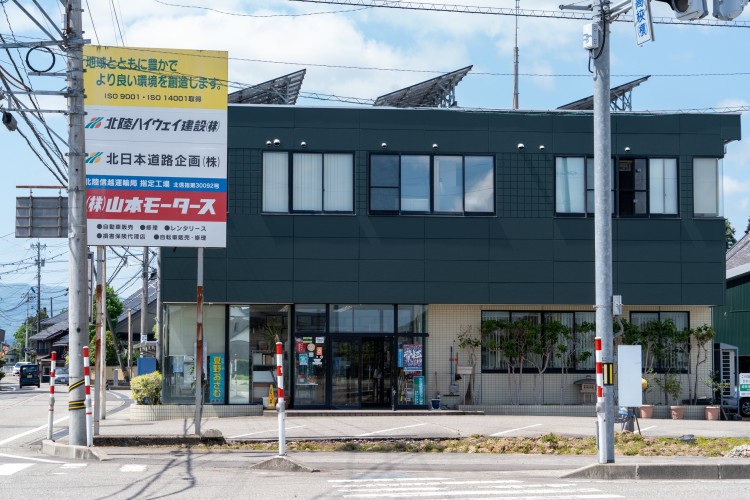 北陸ハイウェイ建設本社社屋です。