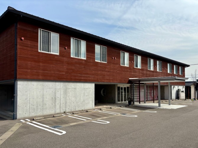 ひときわ異彩を放つ本社社屋「セントラルパーク牧野」です