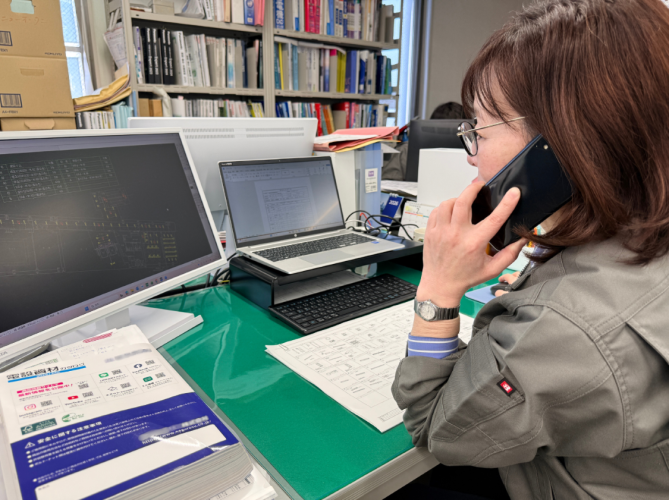 建設ディレクターの仕事の様子。女性技術者も活躍中です！
