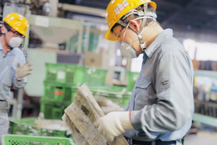 製造現場の風景です。中子を製造しています。