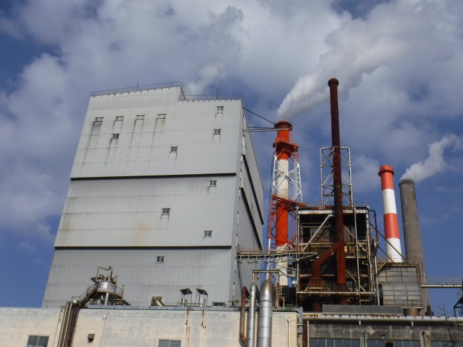 バイオマス燃料を使用するボイラー・タービンで工場内使用電力の90%近くを自家発電でまかなっています