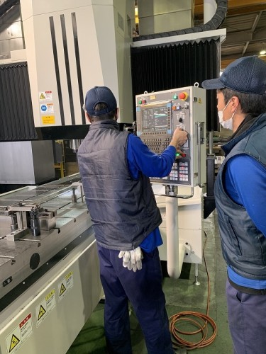 先輩社員による機械加工のレクチャー