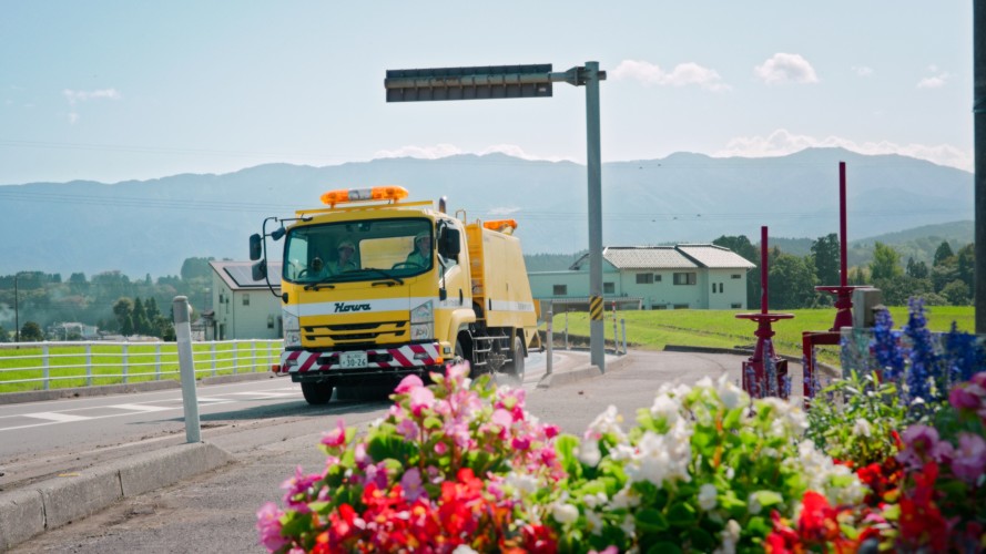道路清掃車で道路の安全性と美観を守ります！