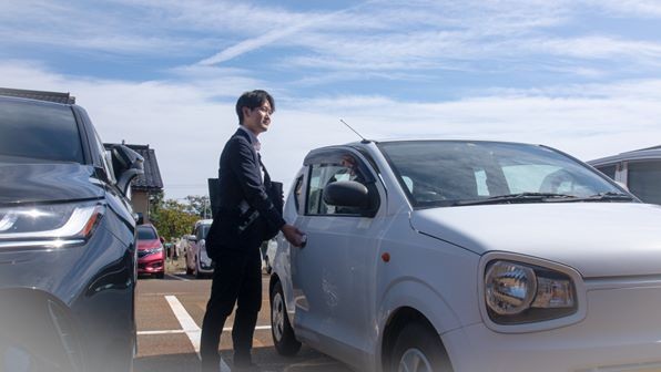 営業は社用車でお客様先へ向かいます