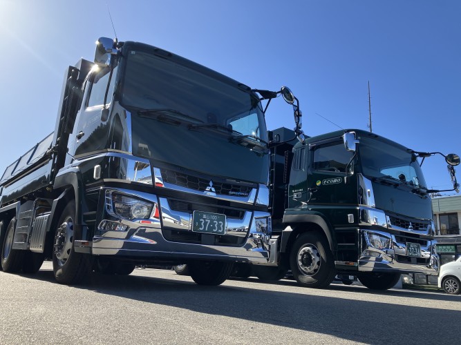 様々な収集運搬車両を保有し、ニーズに応えます