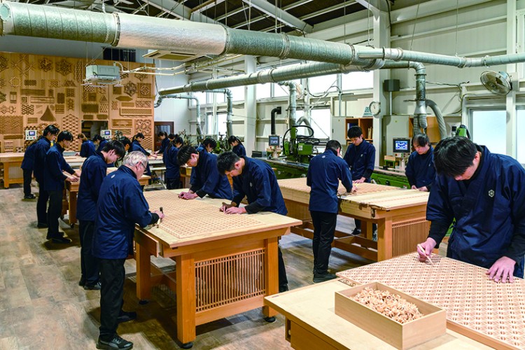 工場内の作業風景