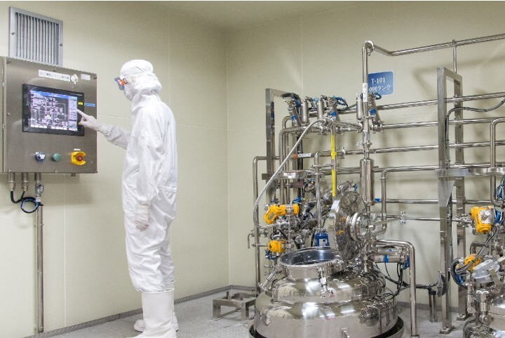 散剤、錠剤、カプセル剤などの内服剤や軟膏、クリーム、液剤などの外用剤を様々な設備機器を使用し製造しています