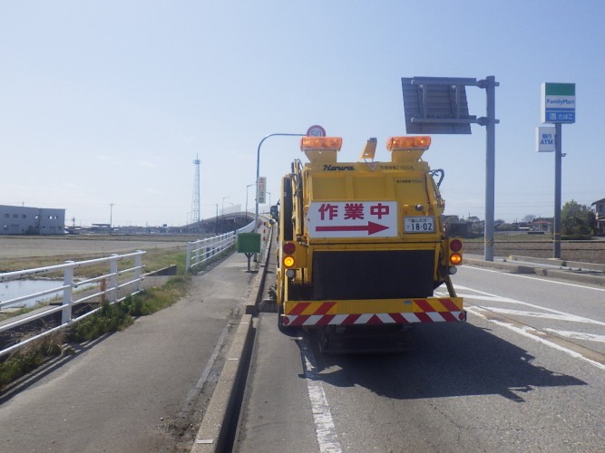 路面清掃、側溝清掃、排水管清掃など道路施設の清掃維持業務
