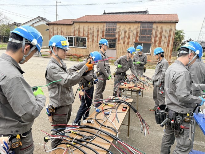 新入研修の様子。６名の新入社員が奮闘中です。
