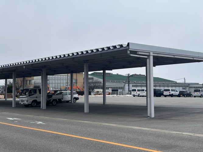本社向かいの駐車場です。