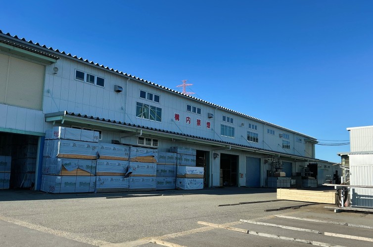 工場外観。日々木材の加工・運搬を行っています。