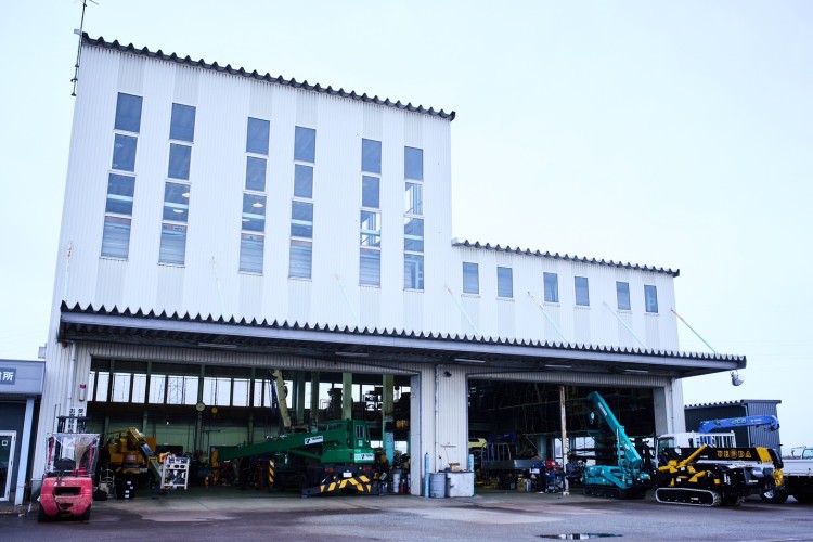 呉羽本郷営業所（クレーン車の整備）