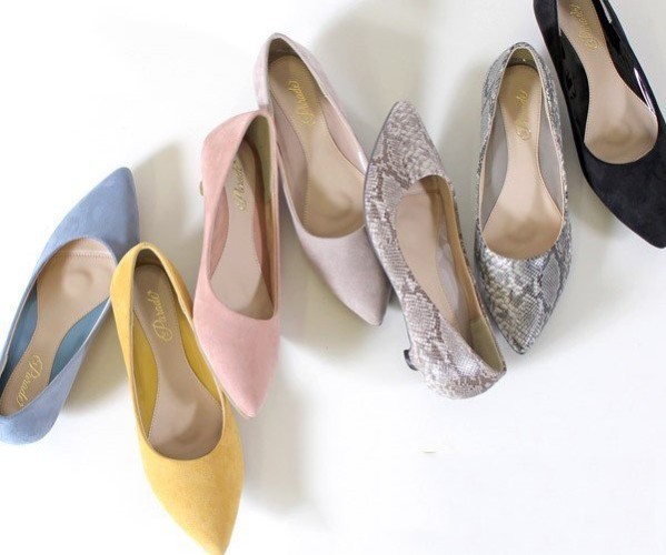 自社ブランドの人気商品。「極ふわっ」パンプスシリーズ