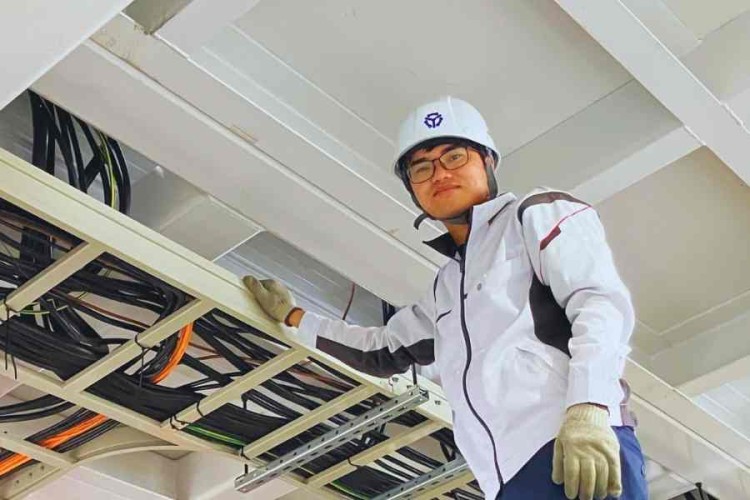 人と並べてみると、その装置の大きさが一目でわかります。