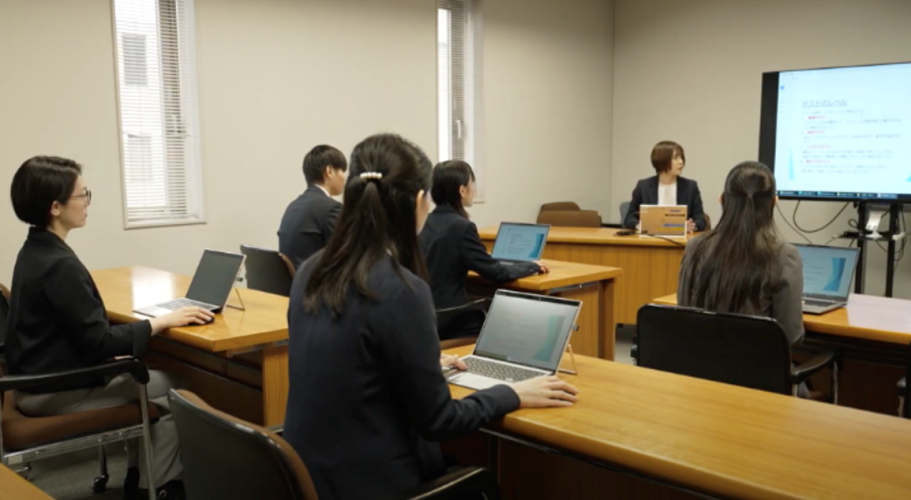 研修環境が整っていることも当社の特徴の１つです。文系・理系出身関係なく、日々切磋琢磨しながらも、チームのメンバーと協力し合い、確実に成長していける環境が整っています。