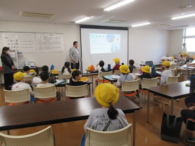 小学校の工場見学風景
