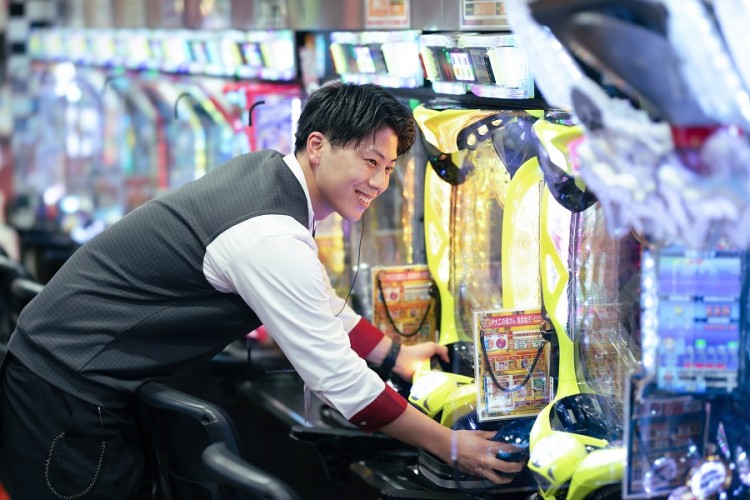 パチンコ店店内でお客様に向けサービスを提供していただきます。