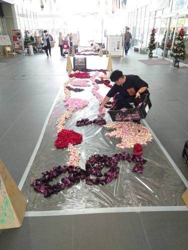 お花の販売だけでなく、フラワーロスなど社会課題解決に向けた取り組みも行っています。（4月フラワーカーペット）