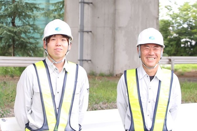 働く若手社員とベテラン社員