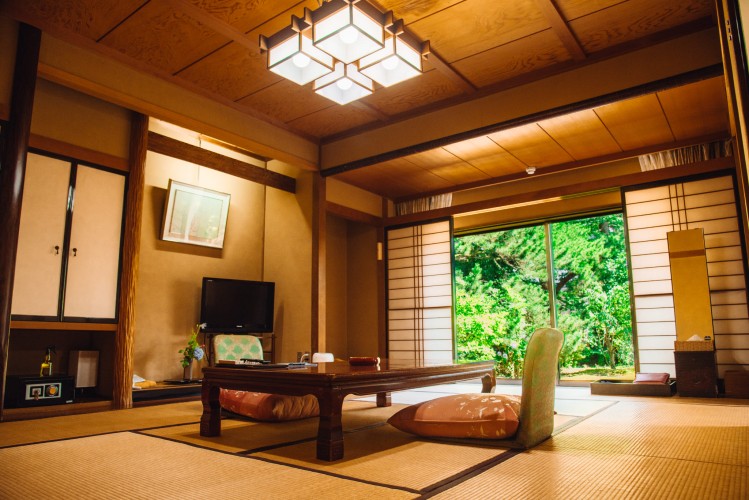 素朴な客室ですが、「今はこうゆう旅館が珍しい」「昔ながらの雰囲気で落ち着く」と、ホテルライクな旅館が増えるなか、伝統的なものを好む一定の層に支持を得ています。