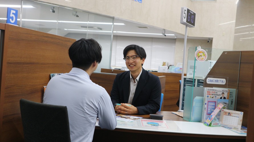 窓口でお客様一人ひとりのご相談に耳を傾け、ライフプランに合わせた金融商品をご案内しています。