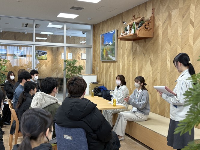 富山県受託事業「とやま企業見学バスツアー」の様子