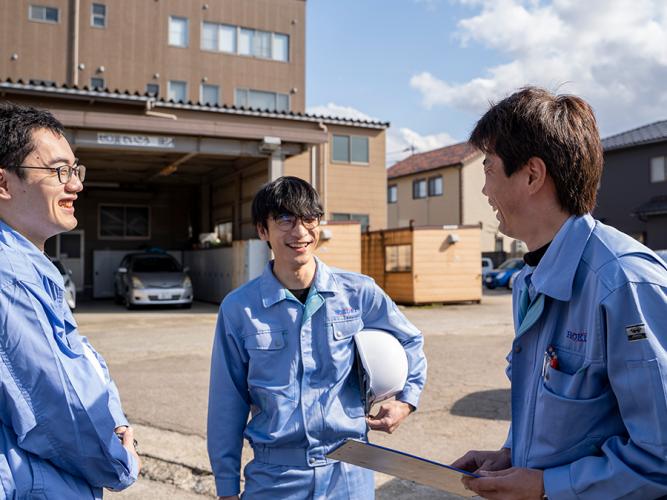 社内の雰囲気はざっくばらんで割と和気あいあいとしています。