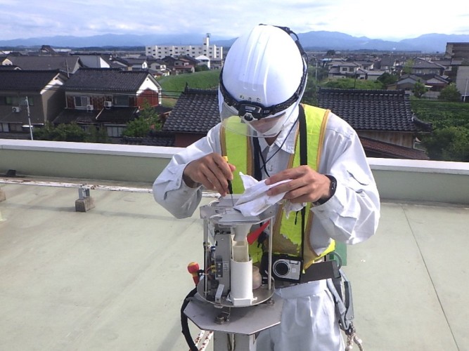 作業風景　★降水量を観測・記録するセンサーを点検しています！