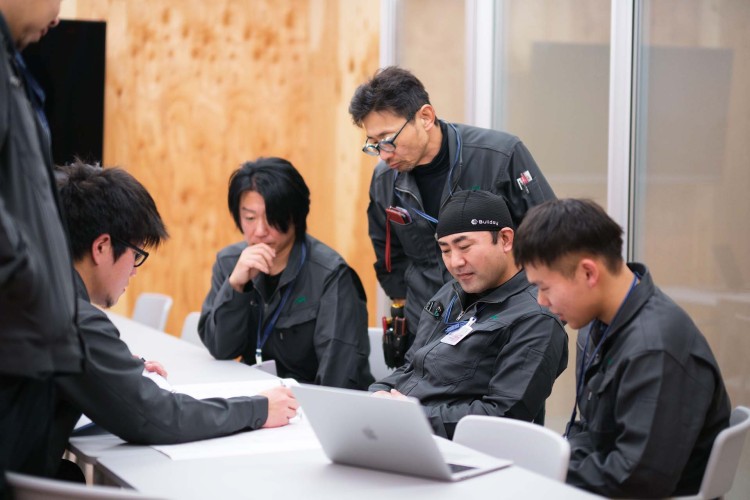 水橋本社会議室でのミーティング風景